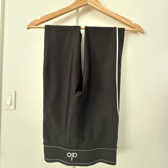 ALO Yoga Black and White Athletic Pants - Picture 4 of 8